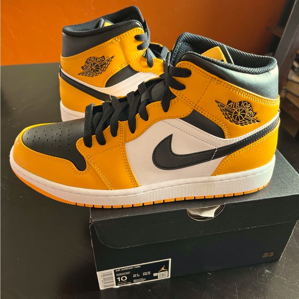 Nike Air Jordan 1 Mid Shoes